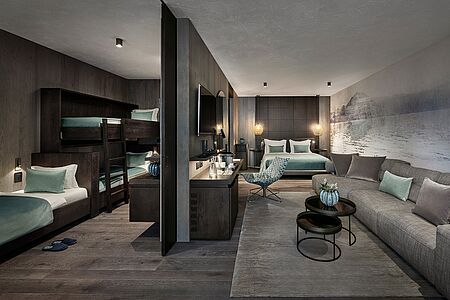 Suite Giardino 75m² inkl. Loggia, für 2-5 Personen
Kingsize-Bett, seperates Schlafzimmer mit einem Hochbett und einem Einzelbett, Wohnecke mit Couch, 2 Flat-TV, Rain shower & Bidet, Nespresso-Kaffemaschine & Teestation, Minibar, Holzboden und Blick auf den Garten