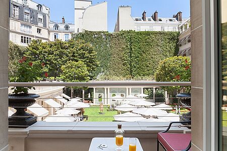 Deluxe Room Garden View (ca. 45 qm) Der großzügig geschnittene Deluxe Room Garden View verfügt neben einer mehr als luxuriösen Einrichtung (mit Kronleuchtern und Kingsize-Bett) über einen kleinen Balkon, der einen traumhaften Blick auf die wunderschöne Gartenanlage des Hotels offenbart.