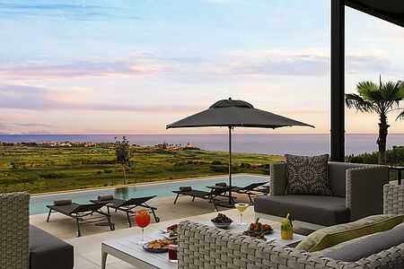 Villa Smeraldo An den sanften Hängen der Küste in erster Meerreihe erstreckt sich diese Villa über zwei Etagen – mit offenem Erdgeschoss – Küche sowie Wohn- und Essbereich. Jede Villa verfügt über ein Hauptschlafzimmer und zwei Deluxe-Schlafzimmer, jeweils mit Bad und Balkon und Zugang zum privaten Infinitypool. Genießen Sie einen Drink auf Ihrer privaten Terrasse.