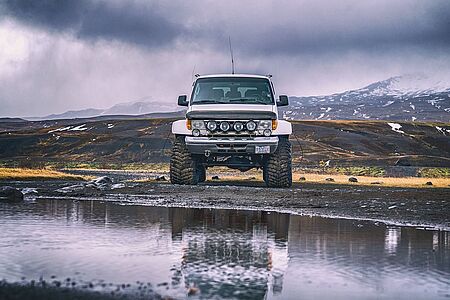 Fantastisch abenteuerlich: ein Ausflug im Super Jeep Island ist rau und wild und prädestiniert für Abenteuer wie diese: mit einem Super Jeep durch die Natur zu donnern. Gerne organisieren wir Ihnen eines der überdimensionierten Fahrzeuge. Kurven Sie über Stock und Stein, durchqueren Sie rauschende Flüsse oder erobern Sie das ewige Eis der zahlreichen Gletscher auf der Vulkaninsel.