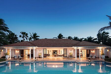 Villen (ca. 400qm) Die Villen sind am weißen Sandstrand gelegen und bieten Ihnen das höchste Maß an Luxus und Komfort. Mit je drei bis vier getrennten Schlaf- und Badezimmer-Bereichen, einem Whirlpool und einer perfekt ausgestatteten Küche könne Sie hier eine unvergleichbare Zeit in absoluter Privatsphäre genießen. Über mehrere Terrassen können Sie die unglaubliche Kulisse bewundern und sich in Ihrem weitläufigen Pool erfrischen. Zudem steht Ihnen persönliches Villenpersonal zu Verfügung, welches Ihnen jeden Wunsch erfüllen wird.