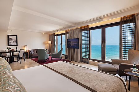 Premium Suite (ca. 65 qm) Im siebten Stock des Hotels gelegen, profitieren Sie hier mitunter von einem edlen Infinity-Pool mit Ausblicken über Tel Avivs Skyline. Der großräumige Wohnbereich lockt mit angenehmen Sitzmöglichkeiten, und das Master-Badezimmer dürfte für Hygiene und Kosmetik der besonderen Art sorgen.