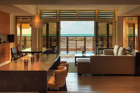 Executive Villen (ca. 200 qm) Die Executive Villen bieten zwei Schlafzimmer, eines mit King Bed und eines mit Twin Bed. Des Weiteren sind sie mit einer großen Terrasse mit Massagebett, Plunge Pool und Regendusche ausgestattet und erlauben einen wunderschönen Blick aufs Meer.