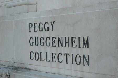 Guggenheim Collection Venedig Machen Sie sich auf und besuchen Sie die kostbare Sammlung von Peggy Guggenheim, der großen amerikanischen Kunstmäzenin und Galeristin von Kunst des 20. Jahrhunderts. Bestaunen Sie Pollocks, Picassos und viele weitere beeindruckende Werke berühmter Meister im Palazzo Venier dei Leoni am Canal Grande, dem einstigen Zuhause der legendären Sammlerin.