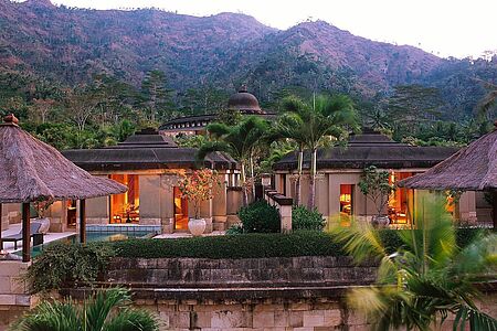 Amanjiwo Im ländlichen Herzen von Java, inmitten eines natürlichen Amphitheaters aus dem Kalkstein des Menoreh-Gebirges und umgeben von vier beeindruckenden Vulkanen, liegt das Luxushotel Amanjiwo. Das von einem Schleier der Mystik umhüllte Resort bietet Ihnen einen Ausblick auf das größte buddhistische Heiligtum der Welt: Borobudur.