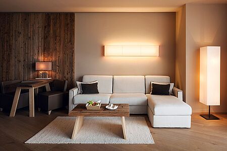 Chalet Deluxe Suite Sella (ca. 103 qm) Ebenfalls im exklusiven Chalet gelegen, bietet diese Suite ihren Gästen neben atemberaubendem Panorama-Bergblick vom halbrunden Balkon zwei großzügige Schlafzimmer, ein Wohnzimmer mit komfortabler Sitzecke und Esstisch sowie ein großes Badezimmer mit Badewanne und Dusche sowie eine separate Tagestoilette.