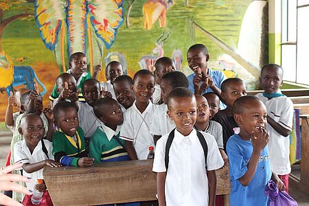 Schulbesuch der besonderen Art In die Schulen der Chem-Chem-Stiftung gehen Sie bestimmt gern freiwillig. Beim spontanen Fußballspielen mit den Kindern, beim Singen und Tanzen erleben Sie unbeschwerte Freude. Wenn Sie möchten, können Sie auch eine Unterrichtsstunde in Mathematik, Geografie oder Englisch erteilen. Lernen Sie voneinander!