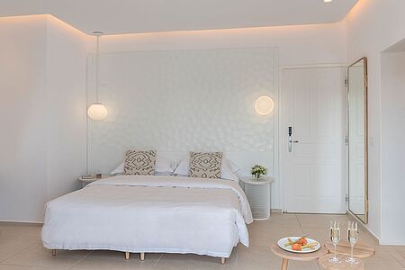 Paragon Suite (ca. 40 qm) Die Paragon Suite verwöhnt Sie mit einer Privatterrasse inklusive Outdoor-Jacuzzi, von dem Sie auf die Poolanlage oder das sanfte Hinterland blicken können. Und auch das Badezimmer im Innern verheißt pures Wellbeing.