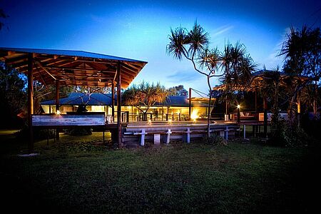 Bamurru Plains Camp Das exklusive Bamurru Plains Camp liegt im Westen des Kakadu Nationalparks im Northern Territory von Australien. Das einzigartige Camp ist eine aktive Büffelranch und übernachtet wird stilecht in Luxuszelten inmitten der faszinierenden Natur. In neun Safari-Suiten können anspruchsvolle Abenteurer nach interessanten Touren in der Wildnis relaxen und sich wohlfühlen.