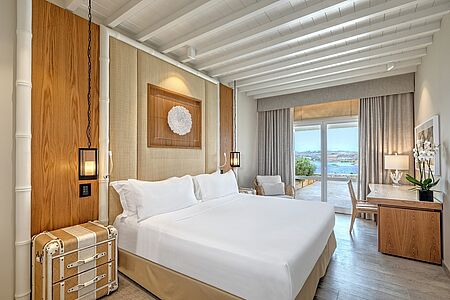 Deluxe Sea View Room Mit grandioser Aussicht auf die Ägäis sind diese komfortablen Räume mit einem Schreibtisch und Stühlen ausgestattet. Alle verfügen über einen Balkon oder eine Terrasse mit einem Tisch, Stühlen und wenn es die Platzverhältnisse erlauben, Sonnenliegen. Sie bieten Platz für bis zu drei Personen in einem Doppelbett oder zwei Einzelbetten und einem Zusatzbett. Bade-zimmer mit Dusche und/oder Badewanne. Bis zu 30 m².