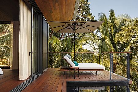 Treehouse 79 qm Mit dem Betreten Ihrer persönlichen Brücke beginnt Ihr Abenteuer. Hinter der robusten Fassade verbergen sich lichtdurchflutete Räume die mit den privaten Terrassen verschmelzen. Verbringen Sie luxuriöse Tage in Ihrem Liegestuhl, völlig unbeobachtet und in Frieden unter den smaragdgrünen Blättern.