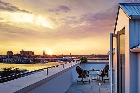 Terrace Room (ca. 49qm-78qm) Im Terrace Room finden bis zu drei Gäste exquisiten Wohngenuss. Vom dritten Stock ist der Blick auf den weltberühmten Sydney Harbour das Highlight.
