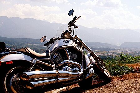 Mit der Harley Richtung Atlasgebirge Adrenalin pur und das Gefühl von unendlicher Freiheit! Erobern Sie die Straßen von Marokko bei einer einzigartigen Tour auf zwei Rädern! Von Marrakesch aus schwingen Sie sich auf eine blitzblanke Harley Davidson und fahren an den Fuß des Atlasgebirges.