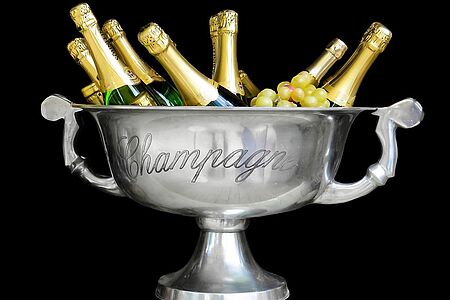 Champagner Tour Probieren Sie die feinsten Tropfen der Champagne. Ein Chauffeur bringt Sie bequem von einem lukullischen Paradies zum anderen, damit Sie ausgiebig am Champagner nippen können und Wissenswertes über Anbau, Geschichte und Qualität des edlen Schaumweins mit nach Hause nehmen.