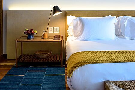 Superior Ocean View (ca. 42 qm) Erleben Sie den einmaligen Ausblick auf das smaragdgrün funkelnde Wasser. Lauschen Sie dem Meeresrauschen und gönnen Sie sich auf dem großzügigen Balkon eine Siesta. Das angenehm große Zimmer verfügt über ein luxuriöses Bad sowie ein Kingsize-Bett.