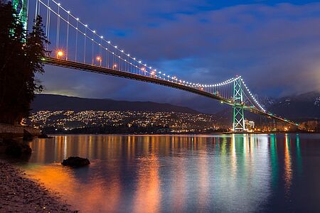 Private Tagestour durch Vancouver und in die Umgebung Mit Ihrem Guide erkunden Sie das Trendviertel Yaletown, Chinatown und das historische Gastown, das West End und den Stanley Park mit seinen berühmten Totempfählen. Über die Lions Gate Bridge geht’s dann zur frei schwingenden Lynn Canyon Hängebrücke und zum Finale per Pedes durch den Küstenregenwald des Capilano Canyon.