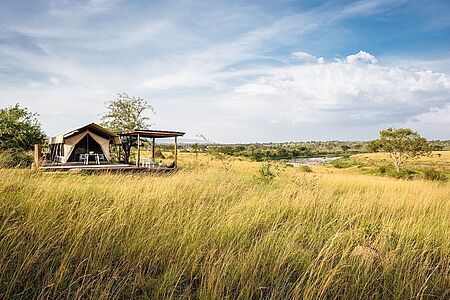 Singita Mara River Tented Camp Am nördlichen Ufer des Mara River, im sogenannten Lamai-Dreieck, ganz im Norden des Serengeti-Nationalparks in Tansania liegt das luxuriöse Singita Mara River Tented Camp. Die Lage ist für Tierbeobachtungen wirklich perfekt! Die stilvolle Einrichtung der Luxuszelte orientiert sich an den traditionellen Farben der Masai und wird durch moderne Details abgerundet.