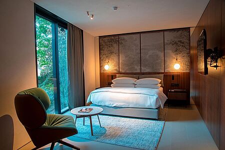 Lario Suite (ca. 60 qm) In den Lario Suiten ist Komfort von großer Bedeutung. Eine kleine Nische neben dem Hauptraum steht für pure Entspannung - Sie können den Raum je nach Geschmack gestalten: Egal ob ein Kinderzimmer, ein Zimmer für entspannte Stunden mit einem Buch oder ein Arbeitszimmer. In der Lario Suite finden Sie Materialien aus Stein, Holz, Bronze und Glas - abgerundet mit edlen Stoffen.