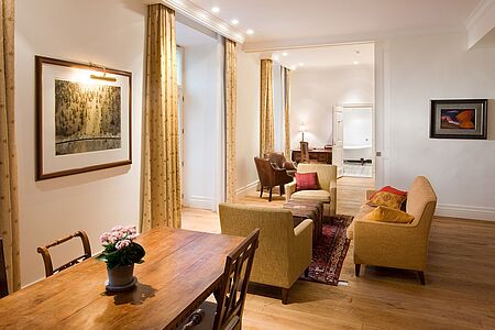 Grand Suite Noch großzügiger und ebenfalls mit eigener Feuerstelle ausgestattet logieren Sie in der Grand-Suite, der komfortabelsten Unterbringung des Haupthauses.