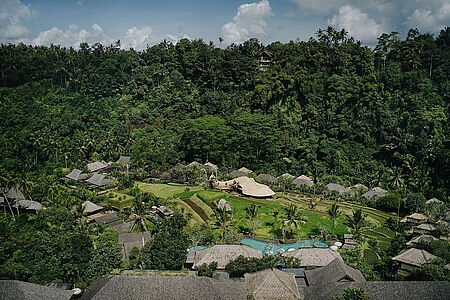 Mandapa, A Ritz-Carlton Reserve In Ubud auf Bali offenbart sich das Mandapa, die dritte Hotelanlage im Ritz-Carlton-Reserve-Portfolio, als eine himmlische Oase inmitten verträumter Pfade und grüner Reisfelder. Das Luxushotel wurde nach dem Eingang eines traditionellen Hindu-Tempels benannt und befindet sich nahe dem Dschungel von Ubud am Ufer des Flusses Ayung.