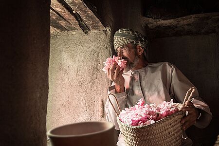Besichtigung einer Rosenwasser-Destille Ein exquisites Schauspiel der Natur können Sie im Frühjahr auf dem Sayq Plateau erleben: Mit Ihrem privaten Guide besuchen Sie Abdullah, den Dorfältesten, der Ihnen alles über die traditionelle Rosenwasserherstellung erzählt und Sie durch seine Manufaktur führt. Genießen Sie den Duft der Damastrosen in den Feldern, die im März und April in voller Blüte stehen.