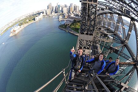 Sydney Bridge Climb hoch über die brodelnde Metropole Adrenalin-Kick de Luxe: Im Bridge-Anzug und mit Kopfhörer, Mikro, Sicherheitsgurt und Karabinerhaken klettern Sie durch ein Gewirr von Luken, Stahlträgern und Bögen hindurch an die Spitze der rund 130 Meter hohen Sydney Harbour Bridge. Unter professioneller Führung betreten Sie so manches stählerne Fleckchen als erster Gast.