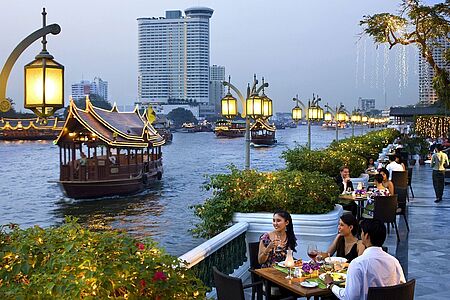 Mandarin Oriental, Bangkok Eingebettet mitten in Bangkok, direkt am Chao Phraya Fluss, liegt das Mandarin Oriental, das zu den besten Hotels der Welt zählt. Geschichte, Tradition und Luxus bilden eine harmonische Einheit, zusammen mit erstklassigem Service und einer Auswahl an Restaurants, die jedem Feinschmecker gerecht werden.