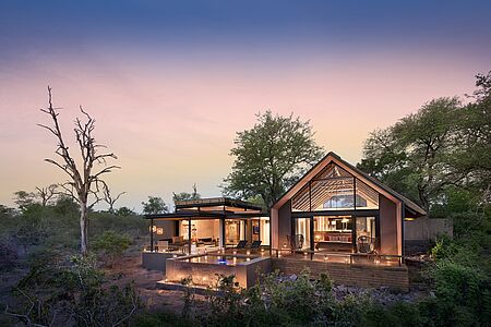 Tag 6 - 7: Sabi Sands Game Reserve Von Kapstadt fliegen Sie nach Skukuza in die Lion Sands Ivory Lodge. Die Lodge am Ufer des malerischen Sabi River macht ihrem Ruf als eine der luxuriösesten Wildlife-Lodges Afrikas alle Ehre. Auf dem Programm steht eine Safari durch das Lion Sands Game Reserve, das als einziges privates Reservat teils im Sabi Sands Game Reserve und teils im Kruger-Nationalpark liegt.