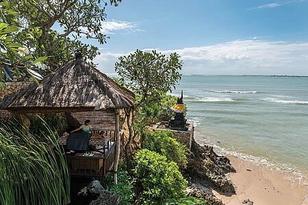 Four Seasons Resort Bali at Jimbaran Bay Traumhaft liegt das Four Seasons Resort am Hang der wunderschönen Bucht von Jimbaran. Wohnen Sie in einer der luxuriösen Villen, die absolute Privatsphäre und Ruhe gewähren. Die Villen sind alle im balinesischen Stil designt und liegen versteckt inmitten eines tropisch angelegten Gartens. Jede der Villen des 6-Sterne Luxusresorts hat eine eigene Terrasse und einen privaten Pool.