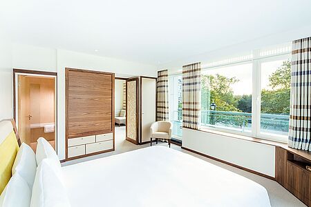 Park Suite (ca. 47 qm) In der Park Suite finden Sie deckenhohe Fenster, die Ihnen einen herrlichen Blick auf den Hyde Park ermöglichen. Die Suite verfügt über eine abgetrennte Sitzecke mit Sofa und einen tollen Balkon.