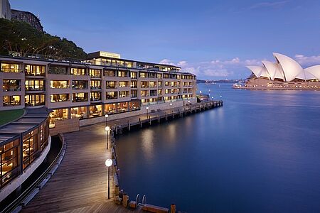 Park Hyatt Sydney Ein spektakulärer Ausblick auf das Wahrzeichen Sydneys, drei Schritte zum historischen Viertel „The Rocks", der Pazifik zu Ihren Füßen und die berühmte Harbour Bridge direkt vor Ihnen. Die Lage des Luxushotels Park Hyatt in Sydney ist in jeder Hinsicht einmalig. Lassen Sie sich von der australischen Gelassenheit auf der großen Dachterrasse anstecken.