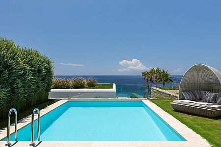Two Bedroom Deluxe Sea View Suite mit privatem Pool Diese Suiten öffnen sich entweder zu einer Terrasse oder zu einem angelegten Garten mit einem privaten Pool, von dem aus man die glitzernde Ägäis und die fernen Küstenlinien überblicken kann. Der Wohnbereich umfasst eine Lounge, während das separate Schlafzimmer zusätzlichen Schrankraum bietet. Sie bietet Platz für bis zu drei Personen. Zwei Badezimmer mit Dusche und/oder Badewanne. Eine Suite umfasst zwei Badezimmer. Bis zu 60 m².