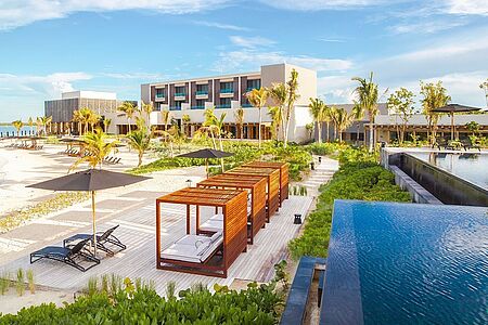 Nizuc Resort & SPA Am nordöstlichsten Ende von Mexico in direkter Nähe zum weißen Sandstrand befindet sich das einzigartige Luxushotel NIZUC Resort & Spa. Hier können Sie ein Höchstmaß an Ruhe und Erholung sowie Komfort und Luxus genießen. Ob in der Natur oder in der nahegelegenen Stadt Cancún - das Resort bietet für jeden das passende Individualprogramm.