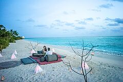 Romantic Beach Dinner InterContinental Maamunagau Resort