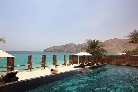 Six Senses Zighy Bay Umrahmt von den majestätischen Bergzügen des Hajar-Gebirges und dem malerischen Sandstrand von Zighy Bay liegt das luxuriöse Hideaway Six Senses Zighy Bay auf der einzigartigen Halbinsel Musandam. Ein Bild für Götter: Der 1,5 Kilometer lange, paradiesische Strand ist eingerahmt von einer bis zu 2000 Meter hohen Felskette. Fast glaubt man dem Olymp nahe zu sein!