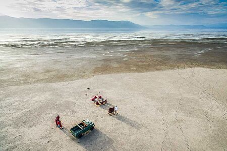 Sundowner am See Entspannen Sie mit einem Drink am friedlichen Ufer des Manyara-Sees. Lassen Sie die aufregenden Erlebnisse des Tages Revue passieren, während die Sonne am Horizont versinkt, die ersten Sterne am Himmel blinken und die Vögel zu ihren Schlafplätzen flattern.