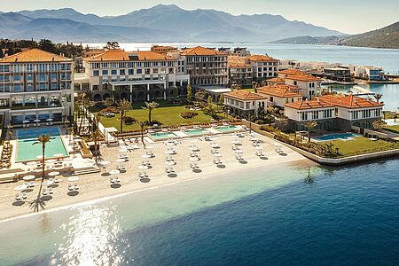 One & Only Montenegro Es gibt sehr gute Nachrichten am schwarzen Berg! Erstmals erhebt sich mit dem One&Only Portonovi ein Hotel der gleichnamigen Hotelkette in Europa - genauer gesagt: in Herceg Novi, Montenegro. Im Herzen vom idyllischen Boka Bay und nicht weit vom malerischen Dubrovnik und sehenswerten Tivat entfernt, besticht dieses Resort nicht zuletzt durch seine optimale Lage und grenzt an dem marineblauen Adriatischen See an.