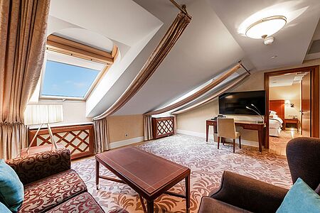 Junior Suite (ca. 45-56 qm) Der Clou der Junior-Suite ist die eigene Terrasse mit herrlichem Rundum-Blick auf die Altstadt. Darüber hinaus erwarten Sie hier ein großzügiger Wohn-/Arbeitsbereich sowie ein komfortables Bad mit Dusche und Badewanne.