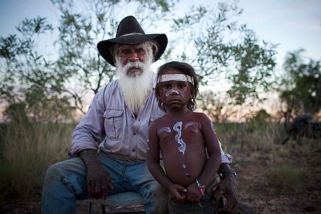 Aborigine-Kultur im Northern Territory Lernen Sie die Kultur des Pukul-Stammes kennen! Sie erfahren Wissenswertes über „Bush-Tucker“ (Buschessen) und traditionelle Medizin, versuchen sich am Didgeridoo und im Speerwerfen und sehen bei der Herstellung der traditionellen "Dillybags" zu. Zudem wird Ihnen bei "Damper" (Buschbrot) und Tee die Bedeutung von Traumzeit, Djukbinj und der Regenbogenschlange erklärt.