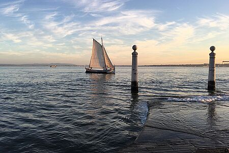 Segeltörn vor Lissabon Nutzen Sie die einzigartige Gelegenheit, die portugiesische Hauptstadt vom Fluss aus zu bewundern: in einem schönen portugiesischen Segelboot kreuzen Sie am Ufer entlang und genießen über drei Stunden lang einzigartige Momente der Entspannung und Fotomotive vom Feinsten - ein Erlebnis, das Sie nicht verpassen sollten!
