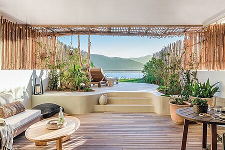 Suite Diese Suite verfügt über einen weiten Panoramablick auf das Meer und verfügt über alles, was Sie für einen komfortablen und entspannten Aufenthalt benötigen. Die direkt am Ozean gelegenen Suiten verfügen über ein- oder zwei Schlafzimmer und sind für Paare oder Familien geeignet.