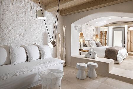 VIP Junior Suite mit eigenem Pool Neben einem großen Schlafraum bietet die VIP Suite einen großzügig geschnittenen Salon, der über die Terrasse direkt zum Privatpool führt.
