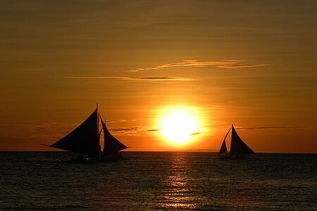 Sunset Cruise und Dinner bei Bora Bora Romantischer und privater geht es wohl kaum: In einem traditionellen Motorboot schippern Sie der untergehenden Sonne entgegen und gehen an einer kleinen Privatinsel an Land. Dort schlemmen Sie umgeben von feinstem Sand und dem Schein von Bambusfackeln, was die polynesisch inspirierte Küche Delikates zu bieten hat. Santé und bon appétit!