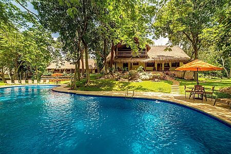 The Lodge at Chichén Itzá Die Lodge Chichen Itza erwartet Sie in einem über 40 Hektar großen, angelegten Garten im archäologischen Park Chichn Itza in privilegierter Lage. Von Ihrer Unterkunft aus erreichen Sie bequem die Tempel. Freuen Sie auch auf 3 Außenpools und Bungalows im typischen Maya-Stil.