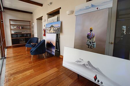 Contemporary Master Suite Panecillo (ca. 40 qm) Egal, ob Sie vor dem Restaurantbesuch noch ein Glas Wein in ihrer Suite genießen und den Nachthimmel dabei beobachten, oder ob Sie es sich mit einer Tasse heißen Schokolade in der Badewanne gemütlich machen – die Räumlichkeiten bieten Ihnen ein stilvolles Ambiente, das perfekt mit der Stadt Quito harmoniert.