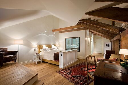 Superior Double Noch etwas geräumiger als die Deluxe Doubles präsentieren sich die sieben Superior Doubles, die neben einem riesigen Bad auch über eine gemütliche Sitzecke verfügen.