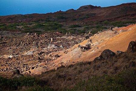 Tagesausflug nach Lanai In Keahiakawelo auf Lanai fühlt man sich wie auf dem Mars. Bizarr leuchtet die imposante Felslandschaft der „Garden of the Gods“ in der Dämmerung. Lanai hat zudem Traumstrände, Golfplätze, ein schickes Resort und eine Lodge mit spitzenmäßigem Service. Vielleicht für den nächsten Trip merken? Die Insel ist auf Luxus-Tourismus spezialisiert.