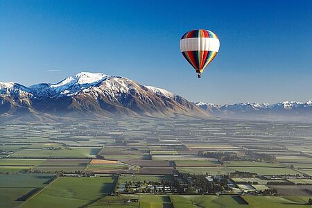 Ballonfahrt über Queenstown Für eine Heißluftballonfahrt müssen Sie zwar früh aufstehen, aber bei diesen atemberaubenden Aussichten: Sie schweben über der gerade erwachenden Welt, erblicken Gipfel und Skiarenen wie Coronet Peak und The Remarkables von oben, entdecken Seen und Flüsse und den fast 3000 Meter hohen Mount Earnslaw. Finale des Nervenkitzels: ein prickelndes Champagnerfrühstück.