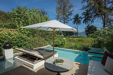 Oceanfront Pool Pavilion (ca. 146 qm) Die sehr wohnlichen Oceanfront Pool Pavilions liegen vor dem Hintergrund einer ruhigen Lagune. Die Kombination aus brillanter Einrichtung und luxuriöser Sonnenterrasse lässt den Alltag sicher schnell vergessen.