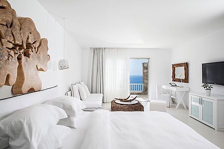 Guest Rooms  Die Myconian Villa Collection verfügt über exklusive Guest Rooms, die Ihnen ein Höchstmaß an Luxus, traumhafte Ausblicke sowie teilweise einen privaten Pool oder Outdoor Jacuzzi bieten.